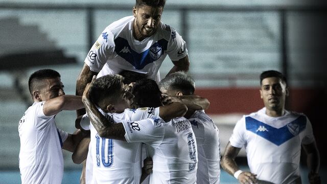 Los jugadores de Vélez celebran unos de los goles de la victoria ante Camioneros por la Copa Argentina. (Twitter: @Velez)