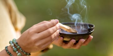 Cuándo prender palo santo en octubre para atraer dinero.