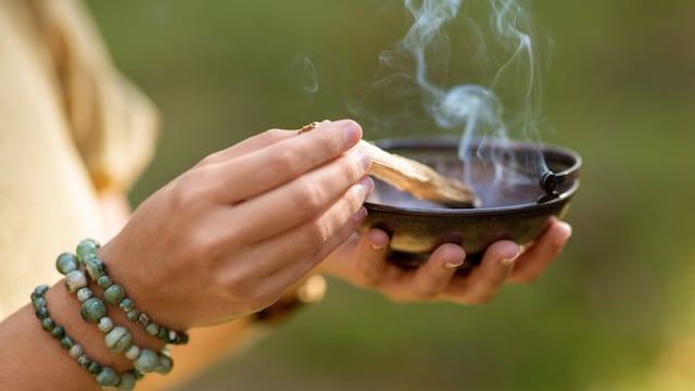 Cuándo prender palo santo en octubre para atraer dinero.
