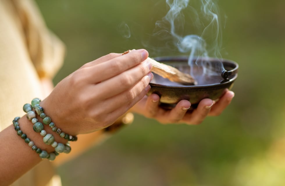 Cuándo hay que prender palo santo para atraer el dinero durante octubre 2025, según el Feng Shui