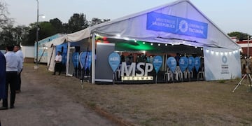 El stand ofrece diversos servicios a la comunidad, promoviendo la salud y el bienestar.