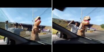 Se bajó a bailar con un dinosaurio en un semáforo en Mendoza y se volvió viral.
