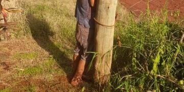 Eldorado: vecino capturó a un presunto delincuente y lo ató a un poste para esperar a la policía.
