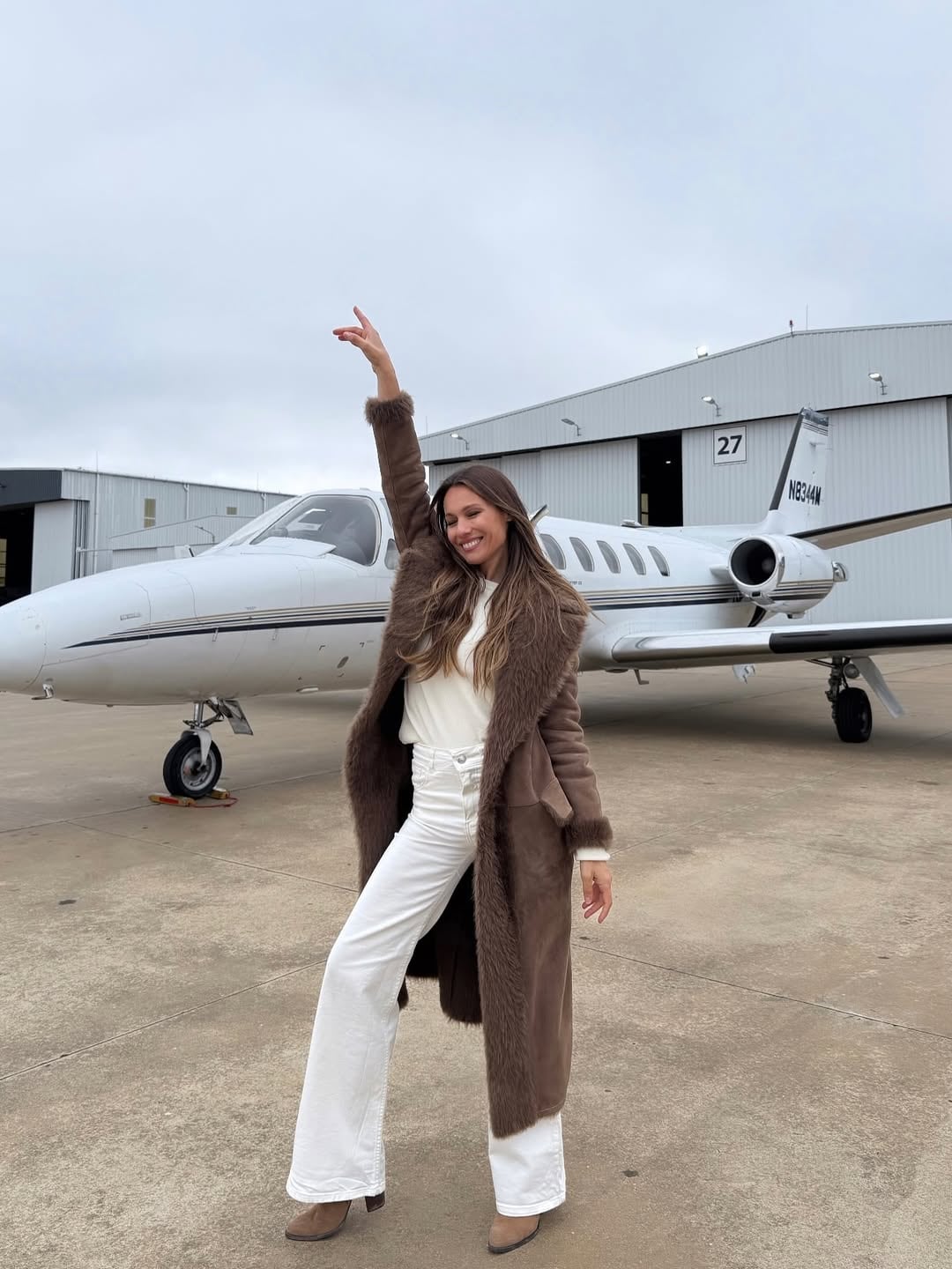 Desde un lujoso avión, Pampita deslumbró con el look y color tendencia del invierno 2025