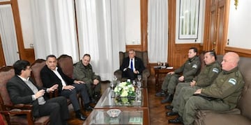 Jaldo se reunió con autoridades de Gendarmería para fortalecer la seguridad en la provincia.