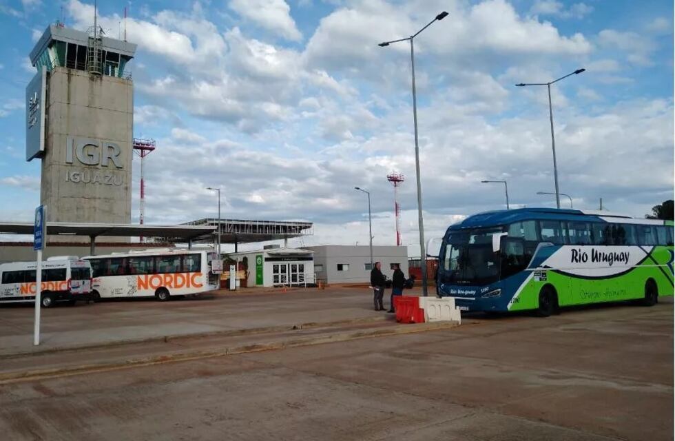 Comenzó a operar el transporte especial entre los aeropuertos de Iguazú y Posadas