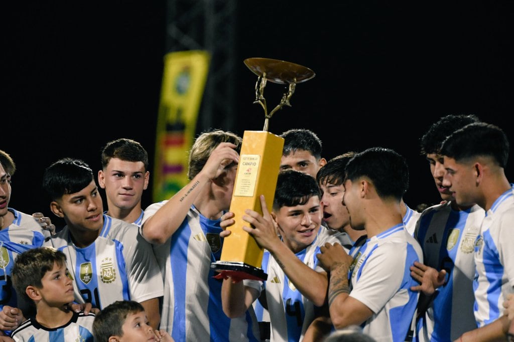 Zalazar, Salas (Talleres) y Tulián (Belgrano). Los cordobeses campeones del equipo dirigido por Placente en España. Todos con 17 años.