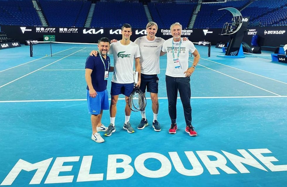 Novak Djokovic se entrenó en Australia a la espera de la definición sobre su participación