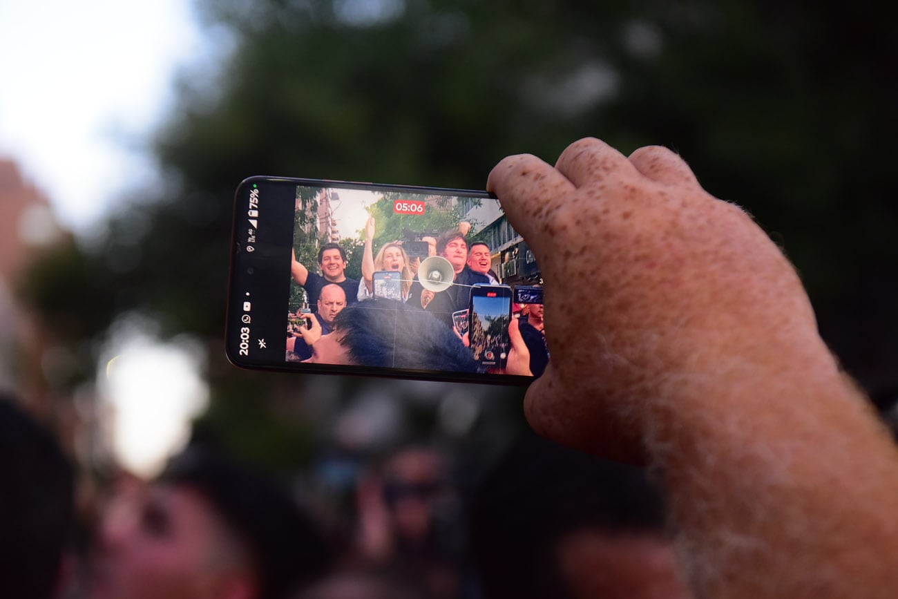 El presidente Javier Milei encabezó en Córdoba la Marcha de la Gratitud, acompañado por su hermana Karina y los diputados Gabriel Bornoroni y Gonzalo Roca. (Nicolás Bravo / La Voz)