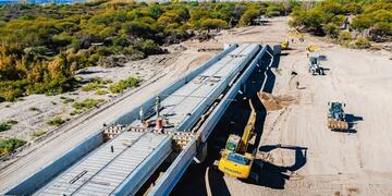 La pasarela de doble mano sobre el río Santa María integrará comunidades y potenciará el corredor turístico Amaicha–Santa María.