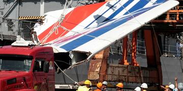 Restos del avión Airbus del vuelo AF447 de Air France que fueron recuperados del océano.