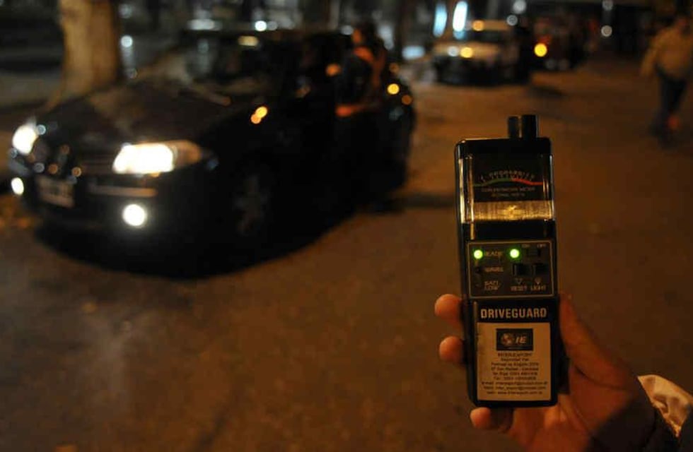 Un hombre se negó a hacerse el test de alcoholemia y le pegó a un agente de tránsito