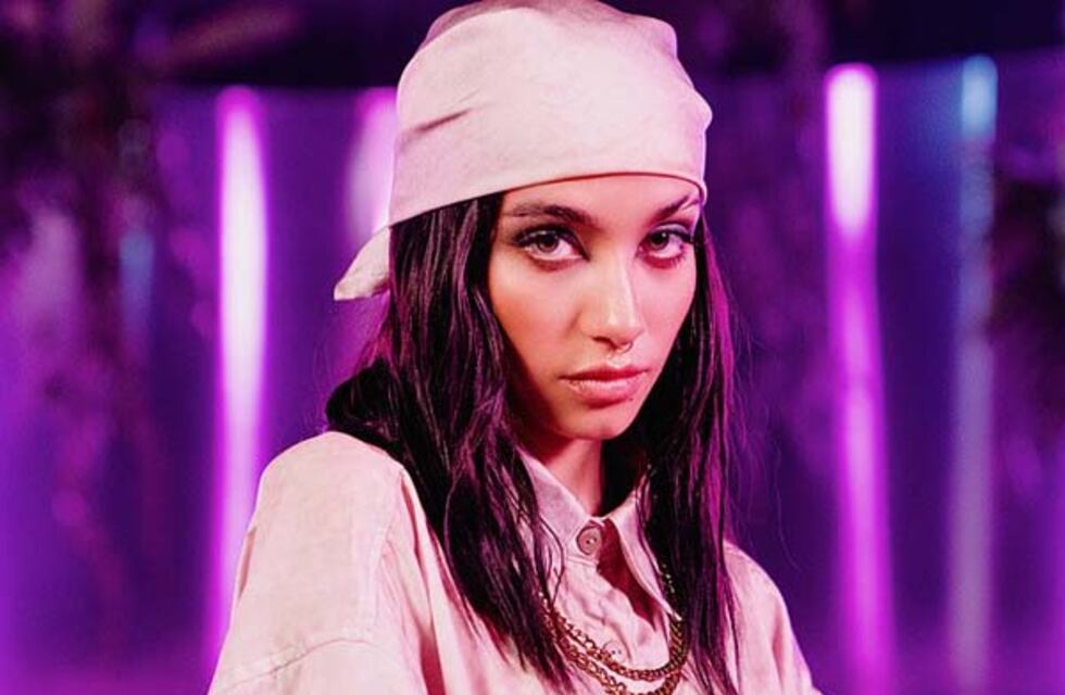 María Becerra posó en los Premios Grammy con un extravagante atuendo y enloqueció a sus fans