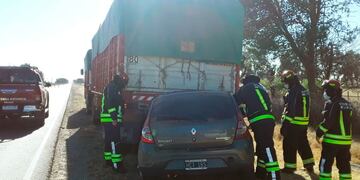 El automóvil siniestrado contra el acoplado (Infopico)