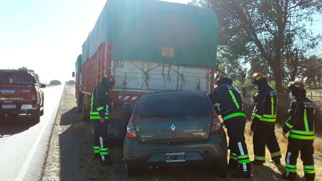 El automóvil siniestrado contra el acoplado (Infopico)