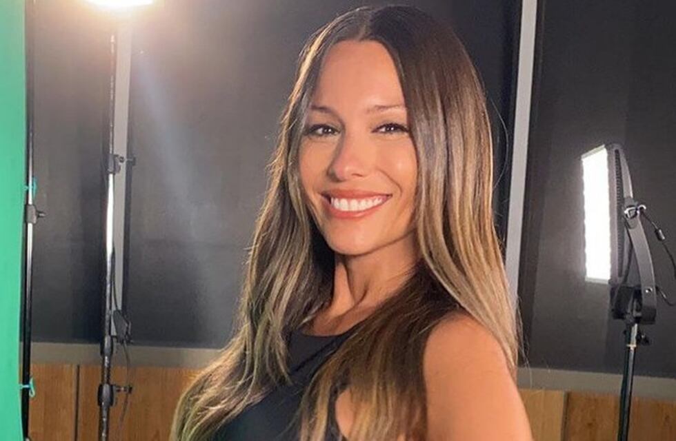 Pampita apostó a un “total black”: minivestido con doble cinturón y mucha piel al descubierto