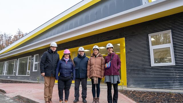 Gabriela Castillo, ministra de Obras y Servicios Públicos de Tierra del Fuego, junto al Secretario de Obras Públicas de la nación, Carlos Rodríguez.