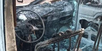 Se incendió un vehículo dentro de un garaje en Colonia Delicia.