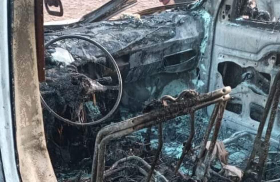 Se incendió un vehículo dentro de un garaje en Colonia Delicia