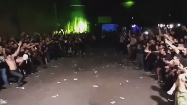 Apenas comenzó a sonar la canción de Marolio, la gente hizo un gran espacio en el centro del campo para armar un terrible pogo.
