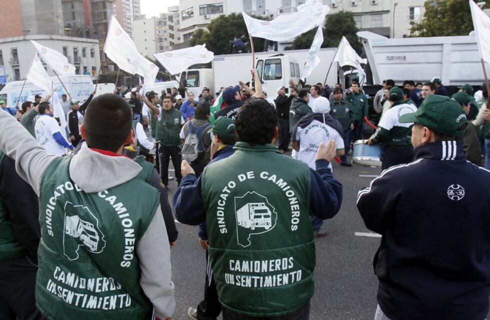 Esteban Echeverría: Camioneros bloquea la entrada y salida de mercadería de una pyme