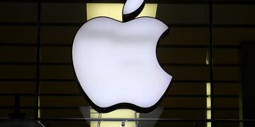 ARCHIVO - El logo de Apple se ve iluminado en una tienda en el centro de la ciudad en Múnich, Alemania, el 16 de diciembre de 2020. La UE aceptó la propuesta de Apple para resolver su investigación antimonopolio sobre el sistema de pago Apple Pay. (AP Foto/Matthias Schrader, Archivo)