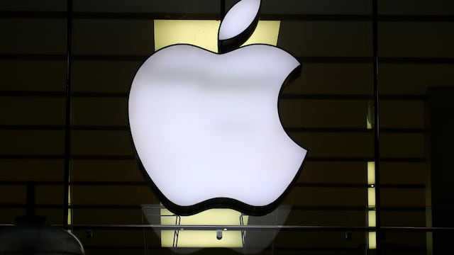ARCHIVO - El logo de Apple se ve iluminado en una tienda en el centro de la ciudad en Múnich, Alemania, el 16 de diciembre de 2020. La UE aceptó la propuesta de Apple para resolver su investigación antimonopolio sobre el sistema de pago Apple Pay. (AP Foto/Matthias Schrader, Archivo)