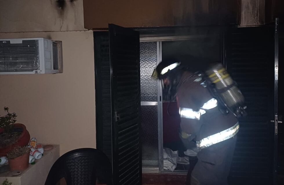 Incendio en una vivienda del 30 de octubre: pérdidas totales en una habitación