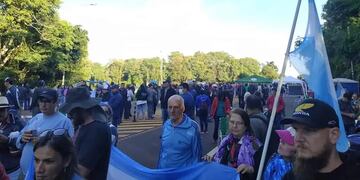 El Frente de Trabajadores de la Educación cortaron la ruta 101 que impide el acceso al Parque Iguazú y al aeropuerto internacional.