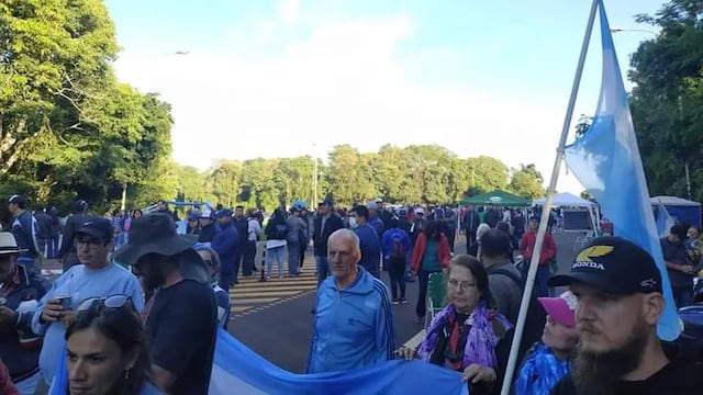 El Frente de Trabajadores de la Educación cortaron la ruta 101 que impide el acceso al Parque Iguazú y al aeropuerto internacional.