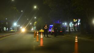 Los sujetos sortearon un control policial, manejaron por la vereda y golpearon a los policías.