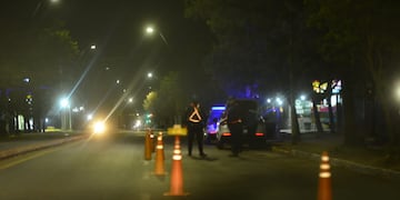 Los sujetos sortearon un control policial, manejaron por la vereda y golpearon a los policías.