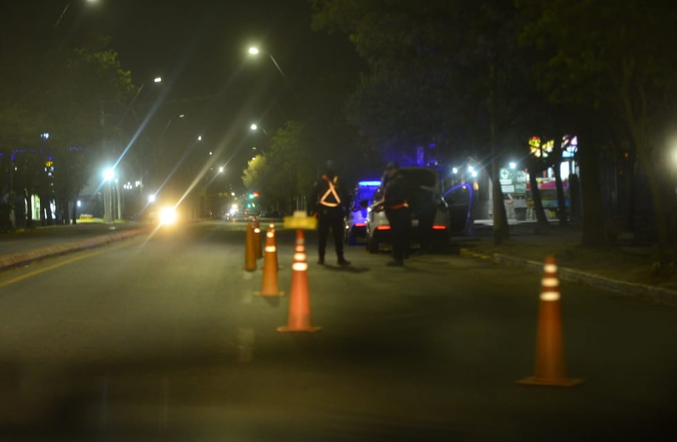 Esquivaron un control, manejaron por la vereda y le pegaron a los efectivos de la Policía de Córdoba