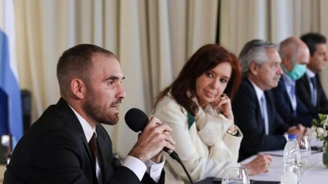 El presidente Alberto Fernández anuncia los resultados de la reestructuración de la deuda, junto al ministro de Economía, Martín Guzmán, en el Museo del Bicentenario de Casa Rosada (Foto: Presidencia)