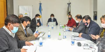 Sadir, Álvarez García y Calsina  se reunieron en el Complejo Ministerial con representantes de los gremios docentes de la provincia, a fin de avanzar en un acuerdo salarial para el 2021.