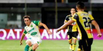 Nicolás Leguizamon golpea la pelota durante la semifinal de la Copa Sudamericana contra el Coquimbo Unido de Chile. (Foto: Nathalia AGUILA / AFP)