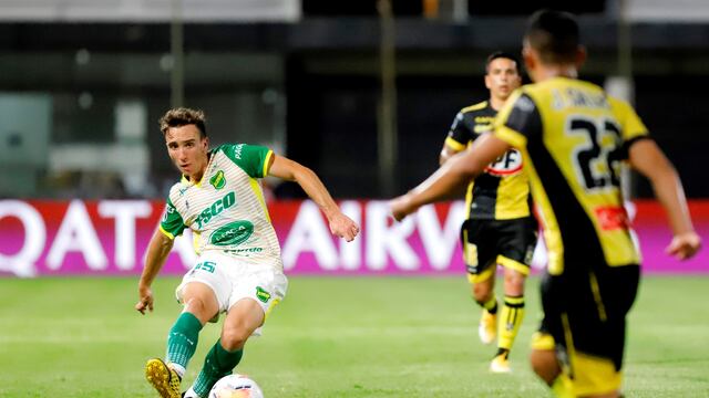 Nicolás Leguizamon golpea la pelota durante la semifinal de la Copa Sudamericana contra el Coquimbo Unido de Chile. (Foto: Nathalia AGUILA / AFP)