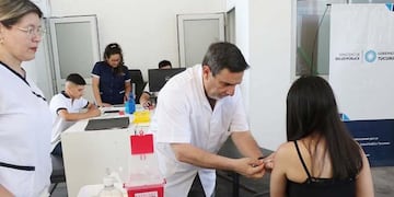 EL ministro de SAlud, doctor Luis Medina Ruiz, participa activamnte de las Campañas de vacunción.