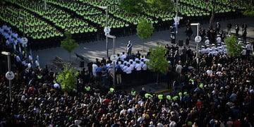 Durante la jura de 1.237 aspirantes, el gobernador subrayó que los recursos provinciales permitieron sostener el crecimiento de la fuerza policial.
