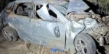El Ford Focus quedó destrozado. Afortunadamente no hubo víctimas fatales.