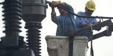 Edenor y Edeur anunciaron cortes de luz producto del consumo récord de energía que hubo este miércoles. Hay cerca de 18 mil usuarios sin servicio.