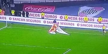 Por los fuertes vientos se cayó una lona durante el partido de la Selección ante Perú