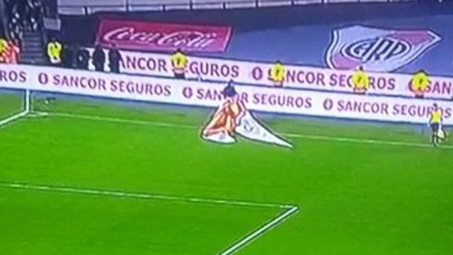 Por los fuertes vientos se cayó una lona durante el partido de la Selección ante Perú