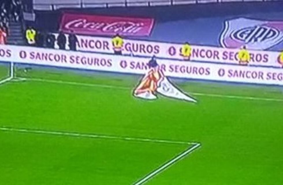 Por los fuertes vientos se cayó una lona durante el partido de la Selección ante Perú