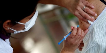 La demora en la aplicación de las segundas dosis responde a una "estrategia sanitaria".