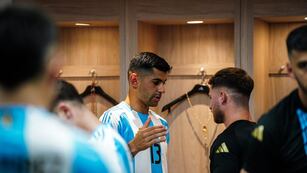 Cristian Romero saluda a Alexis MacAllister en el vestuario del estadio Metropolitano de Barranquilla en donde visitó a Colombia por las Eliminatorias Sudamericanas