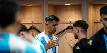 Cristian Romero saluda a Alexis MacAllister en el vestuario del estadio Metropolitano de Barranquilla en donde visitó a Colombia por las Eliminatorias Sudamericanas