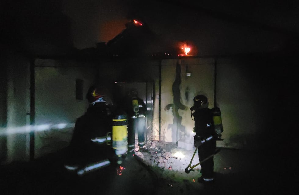 Video: el rescate a un padre y su hijo tras el incendio dentro de su comercio en Córdoba
