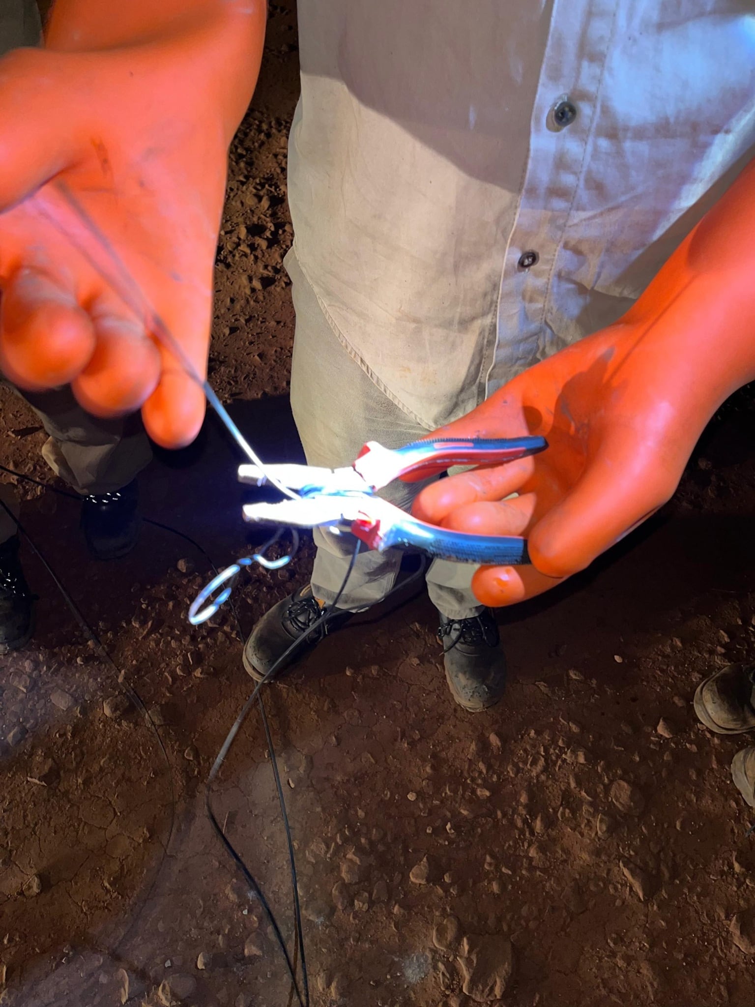 Intento de robo de energía provocó un apagón general y dejó un hombre gravemente herido en Iguazú.