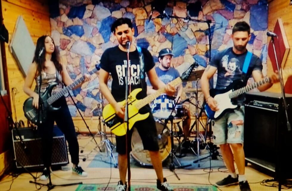 Johnny T músico de El Tío, realizó una sesión para un canal de TV de Rosario